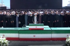 ویدئو |  شعارهای انتقام جویی &laquo;یا لثارات الحسین&raquo; مردم در مصلی تهران پس از اقامه نماز بر پیکر آقای شهیدمان