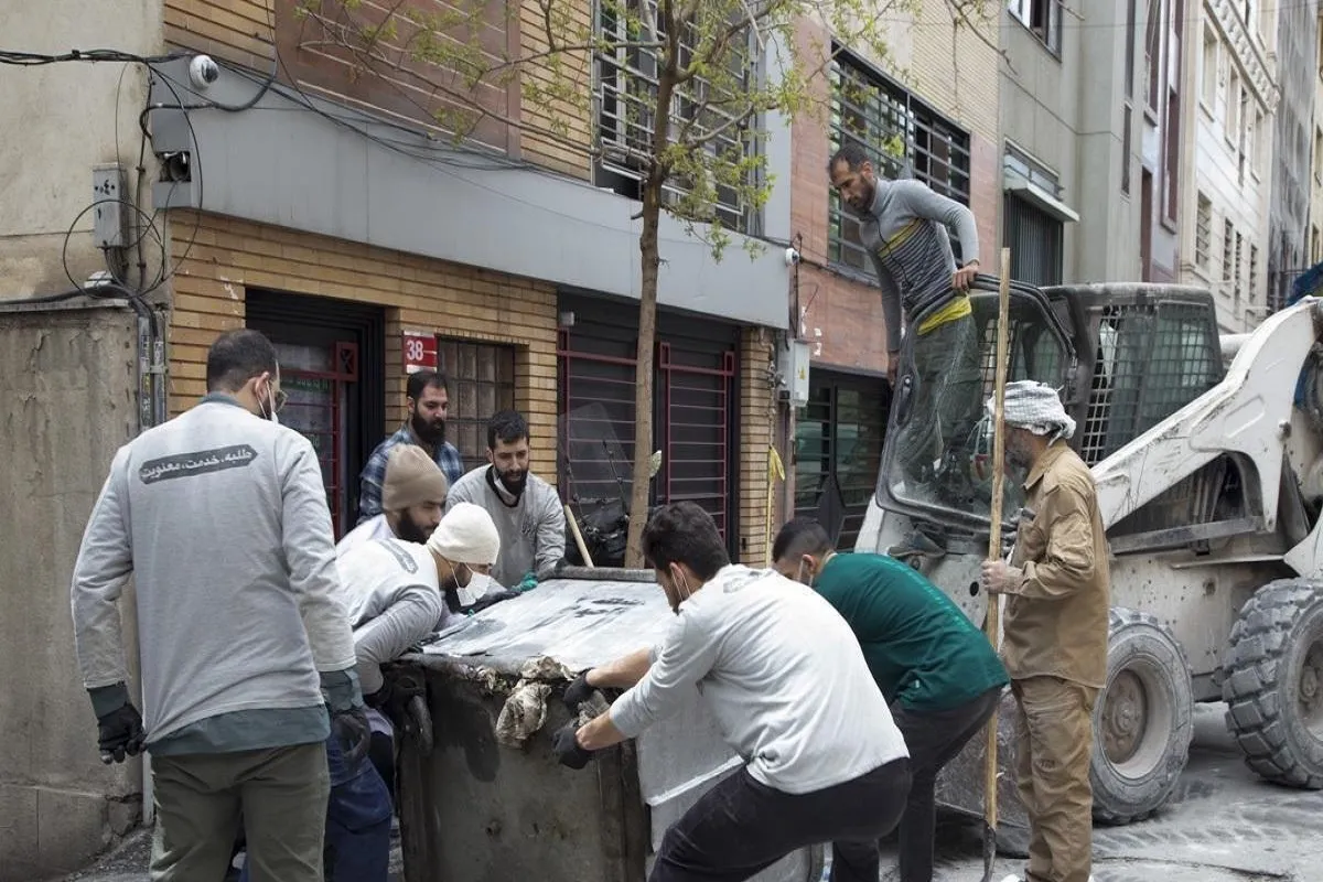 ویدئو | حضور طلاب و اساتید حوزه و دانشگاه در کف میدان خدمت در مناطق آسیب دیده از جنگ تحمیلی سوم