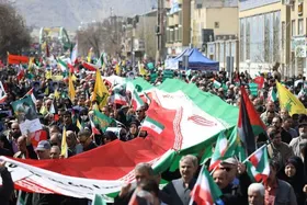 لحظه بمباران راهپیمایی تهران از دوربین شبکه الجزیره | حیرت خبرنگار الجزیره از حضور مردم در صحنه + فیلم