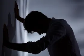 ۵ مورد از شایع&zwnj;ترین علائم جسمیِ افسردگی
