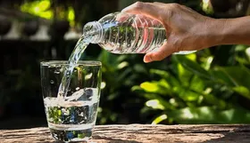در روز&zwnj;های گرم سال، چگونه خنک بمانیم؟ | ۵ ترفند برای آب&zwnj;رسانی به بدن و کاهش دمای آن