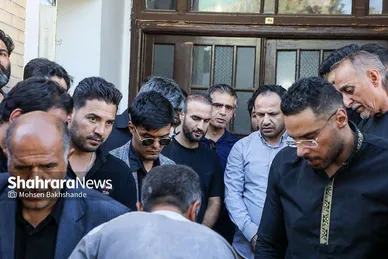 عکس‌هایی از تشییع پیکر پدر خداداد عزیزی در مشهد
