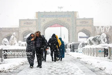 بارش برف در حرم مطهر رضوی