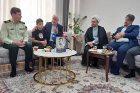 دیدار رئیس بنیاد شهید با خانواده شهید فراجا