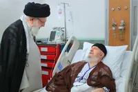 فیلم | لحظاتی از گفت‌وگوی رهبر معظم انقلاب در جریان عیادت از آیت‌الله مکارم‌شیرازی
