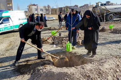 مراسم کاشت نهال توسط بانوان شهر