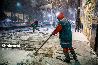 گزارش تصویری | خدمات دهی نیروهای شهرداری مشهد در روزهای برفی