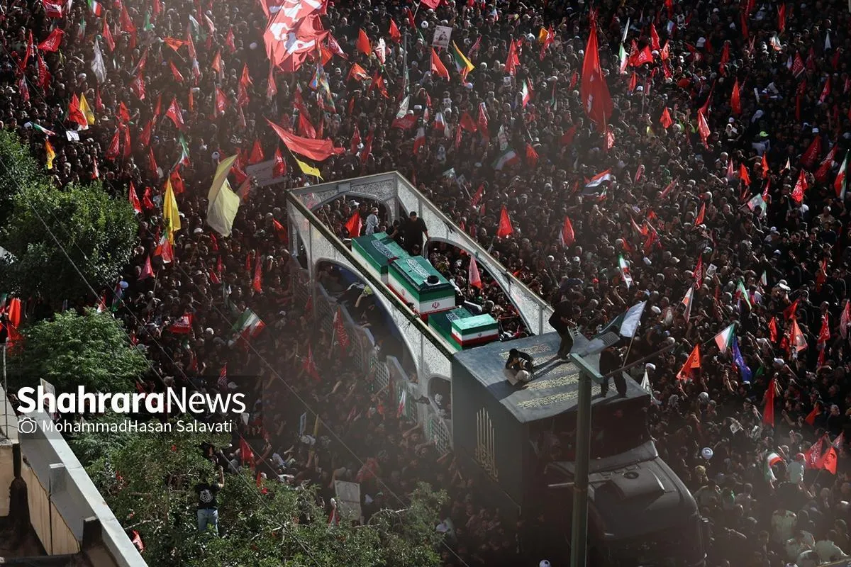 پیکر رهبر شهید انقلاب و خانواده ایشان وارد حرم مطهر امام رضا (ع) شد