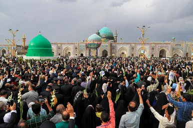 گلباران حرم مطهر رضوی در شب میلاد امام رضا(ع)