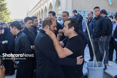 عکس‌هایی از تشییع پیکر پدر خداداد عزیزی در مشهد