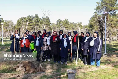 گزارش تصویری | کاشت درخت توسط دانش‌آموزان مدارس استثنایی مشهد