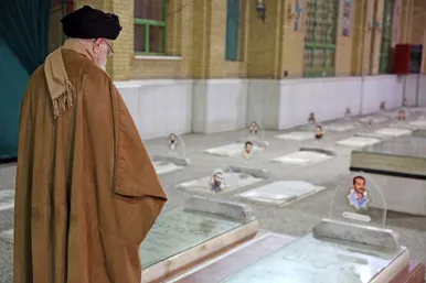 گزارش تصویری | حضور رهبر معظم انقلاب در مرقد مطهر بنیان‌گذار کبیر جمهوری اسلامی ایران و مزار شهدای نظام و دفاع مقدس (۱۱ بهمن ۱۴۰۳)