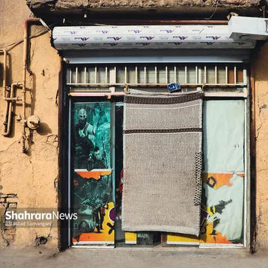 نشسته‌ام به در نگاه می‌کنم