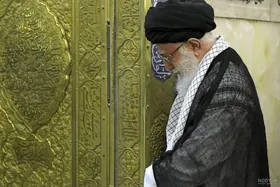 نصب کتیبه&zwnj; مراسم تشییع رهبر شهید انقلاب در حرم مطهر امام رضا(ع) + عکس و فیلم