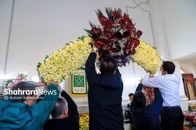 گل آرایی حرم مطهر رضوی در آستانه میلاد امام رضا (ع)