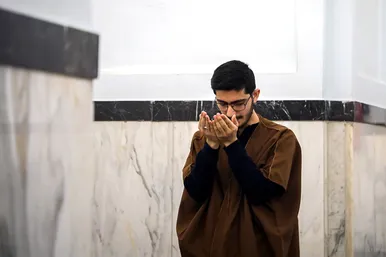آیین معنوی اعتکاف در حرم امام رضا (ع)