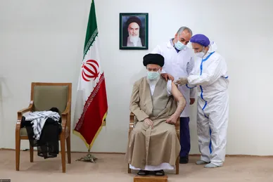 دریافت دُز اول واکسن ایرانی کرونا توسط رهبر انقلاب
