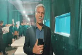 ویدئو | پذیرایی شیرازی‌ها با فالوده و بستنی از زائران امام رضا(ع) در صحن مطهر رضوی
