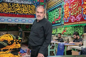 صدای چرخ&zwnj;های پرچم دوزی سیدحسین شریفی در محله راه&zwnj;آهن از ۶۰ سال پیش قطع نشده است