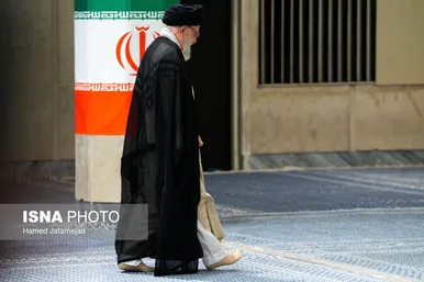 عکس‌هایی از حضور رهبر معظم انقلاب در شعبه اخذ رأی چهاردهمین انتخابات ریاست‌جمهوری