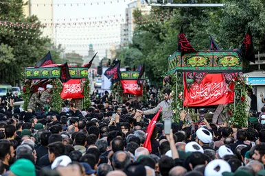 تشییع پیکر مطهر 5 شهید مدافع حرم در مشهد