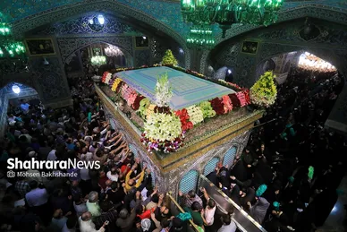 تعویض پرچم گنبد و پوش ضریح امام رضا(ع)