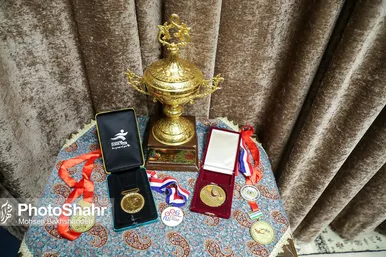 اهدای مدال‌های حسین رضازاده به موزه آستان قدس رضوی