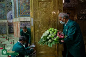 خادمان رضوی مضجع امام رضا (ع) را گل&zwnj;باران کردند