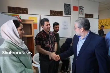 عکس‌هایی از بازدید شهردار مشهد از شعب اخذ رای در سطح شهر