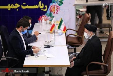 تصاویری از لحظه ثبت نام رئیس جمهور شهید در انتخابات ریاست جمهوری ۱۴۰۰