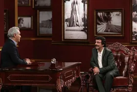 ماجرای بغل&zwnj;کردن احمدی نژاد توسط علیرضا افتخاری در دورهمی+ویدئو