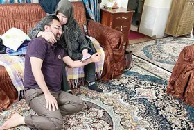 واکنش&zwnj;های کاربران فضای مجازی به عکسی از وزیر جوان در آغوش مادرش