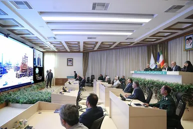 عکس‌هایی از حضور رئیس‌جمهور در قرارگاه سازندگی خاتم‌الانبیا(ص)