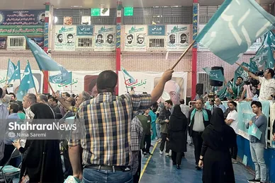 عکس‌هایی از حضور هواداران مسعود پزشکیان در ورزشگاه شهید بهشتی مشهد