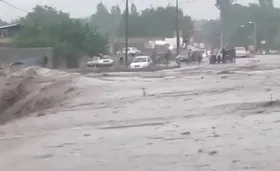 گرفتار شدن خودروها و نجات کودکان در سیل کرمان + فیلم