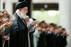 رهبر انقلاب بر پیکر مرحوم حسن غفوری&zwnj;فرد اقامه نماز کردند + عکس