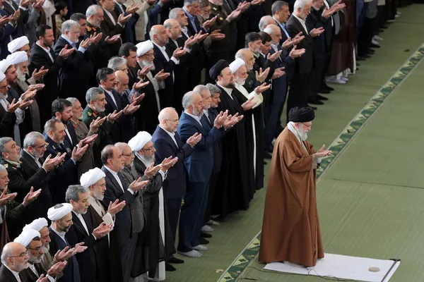 رهبر انقلاب در خطبه های نماز عید فطر: ماه رمضان یک پدیده توحیدی است| پاسخ ایران به هر شرارتی ضربه متقابل و محکم است+ فیلم