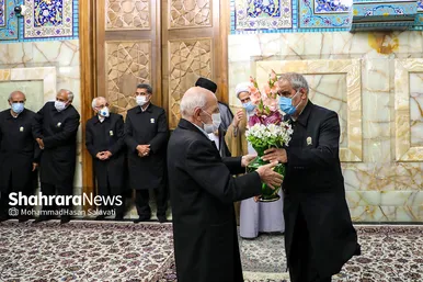 آیین تعویض گل‌های ضریح مطهر رضوی