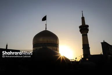 اهتزاز پرچم عزای حسینی بر فراز گنبد حرم رضوی