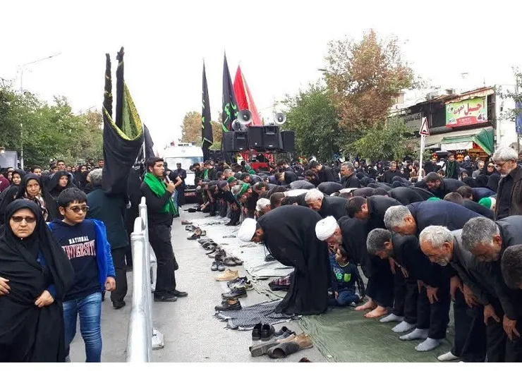 هیات‌های عزاداری در مشهد نماز ظهر را به جماعت اقامه کردند