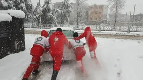 طبیعت&zwnj;گردی از مسیر&zwnj;های انحرافی در طرقبه شاندیز ۱۰ خودرو را گرفتار برف و باران کرد