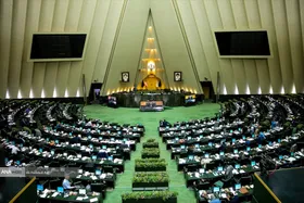قیام نمایندگان مجلس برای همدردی با مردم  آمریکا به همراه شعار &laquo;مرگ بر آمریکا&raquo;+ ویدئو