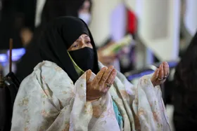 چلّه&zwnj;نشینی بانوان زائر و مجاور در حرم امام&zwnj;رضا(ع) برای ظهور منجی عالم