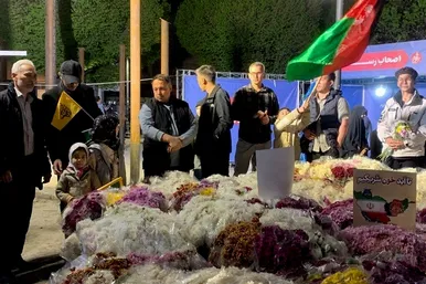گزارش تصویری | توزیع ۲۰ هزار شاخه گل توسط مهاجران افغانستانی در میان مردم تهران