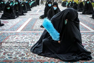 اهتزاز پرچم عزای حسینی بر فراز گنبد حرم رضوی