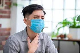 چگونه می&zwnj;توان از گلودرد ناشی از ماسک&zwnj;زدن جلوگیری کرد؟