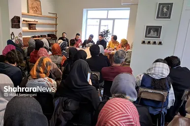 گزارش تصویری | نقد و بررسی کتاب «ناخن کشیدن روی صورت شفیع‌الدین» در کافه کتاب آفتاب مشهد