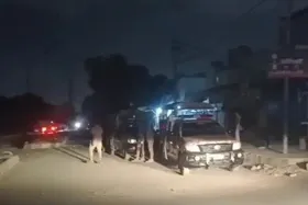 یک مرکز امنیتی در کراچی پاکستان هدف انفجار و تیراندازی قرار گرفت