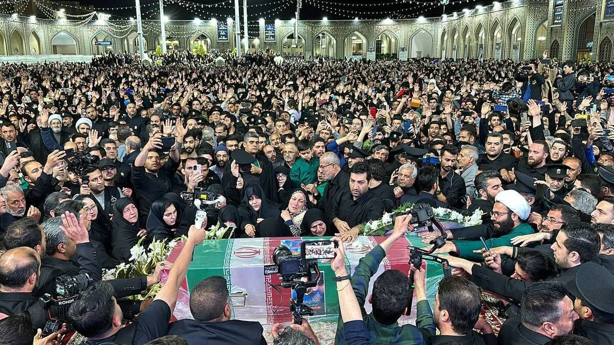 وداع پرشور زائران و مجاوران  رضوی با پیکر شهید امیرعبداللهیان در حرم مطهر رضوی + فیلم