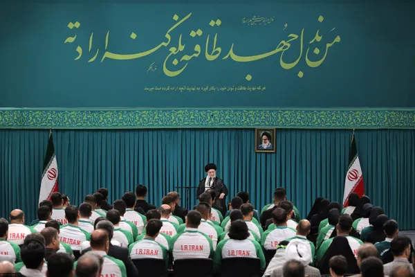 دیدار ورزشکاران المپیک و پارالمپیک ۲۰۲۴ پاریس با رهبر معظم انقلاب | حضرت آیت‌الله خامنه‌ای: جوان‌های ورزشکار موجب سربلندی ایران هستند + فیلم و عکس